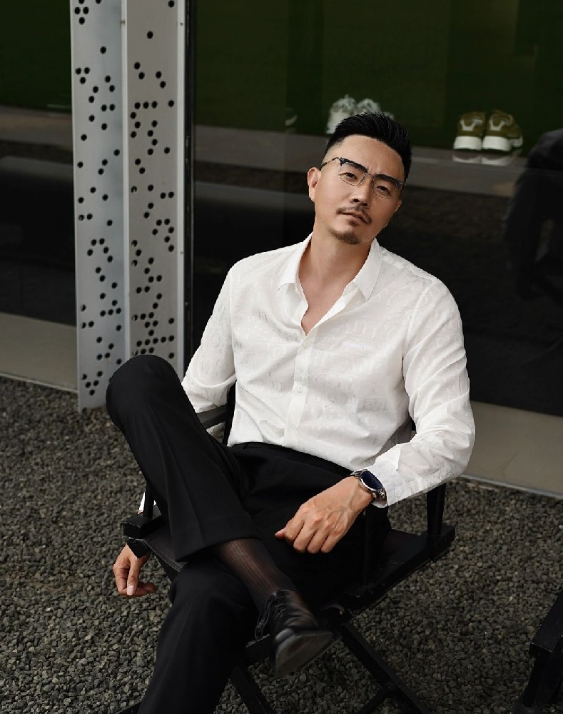 D829 照片527张 视频11个 成熟男士   生活工作日常 西装照多 生活精致 有正装