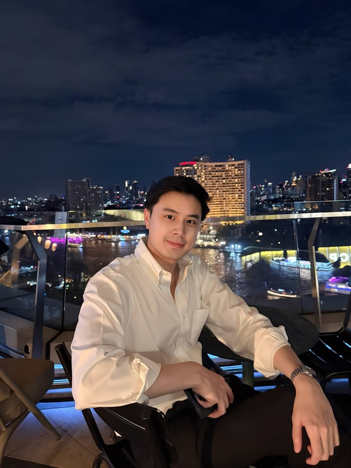 D955 照片702张 视频59个 英国 亚裔男子 日常 工作 生活 正服 旅游 自拍