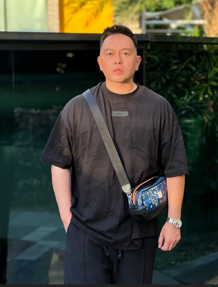 D090 照片5796张 视频140个 菲律宾 气质男 企业高管 生活日常 旅游 健身 腹肌 生活素材丰富 视频有自拍