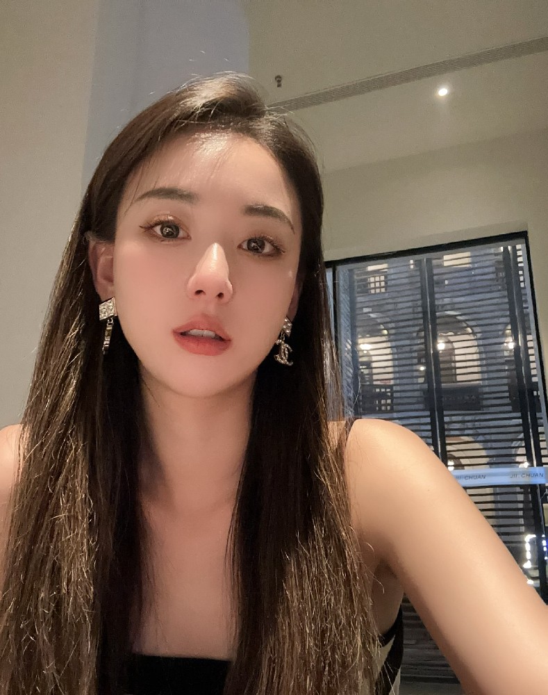 A2240 照片1054张 视频10个 中国女 少妇 生活日常 旅游 自拍多 视频包含实况Live