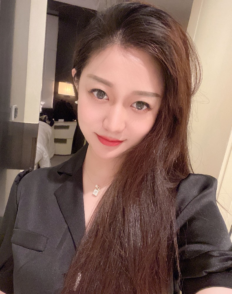 A2242 照片2984张 视频9个 中国女 气质少妇 成熟御姐 宝妈 美女 空姐 生活日常 工作 吃喝玩乐 生活素材丰富 视频包含实况Live