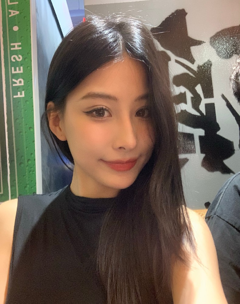 10UB08 照片2209张 视频471个 中国女 气质美女 生活日常 旅游 自拍多 生活素材丰富 视频有自拍 视频包含实况Live