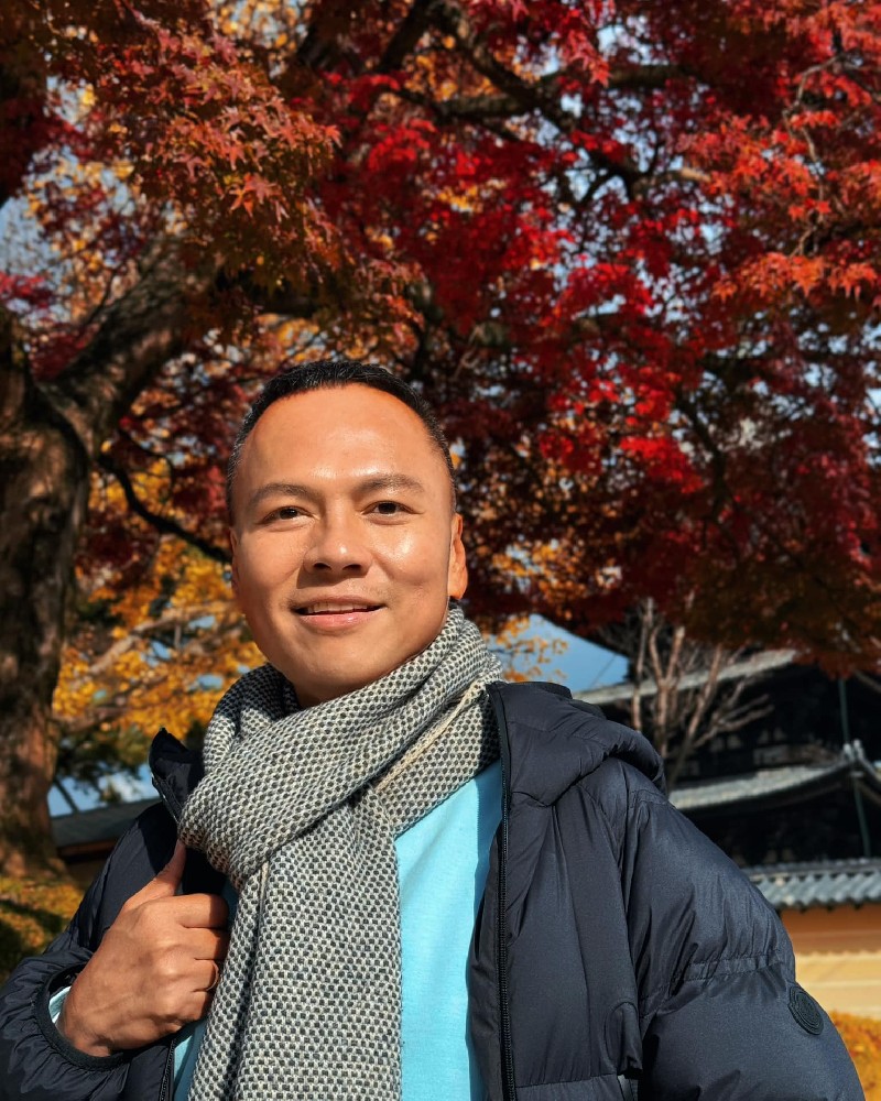 D151 照片2549张 视频37个 中国男 气质大叔 生活日常 各国旅游 正装 朋友合照 曝光度低