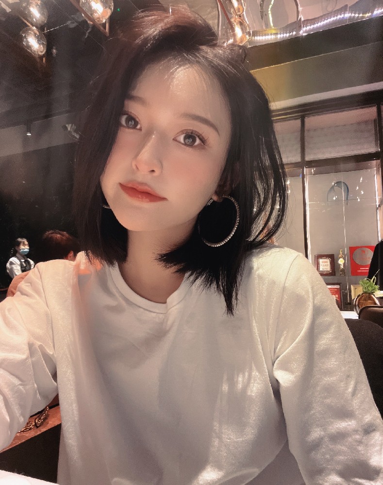 A2296 照片899张 视频182个 中国女 少妇 生活日常 各国旅游 宠物狗 视频包含实况Live 视频有自拍