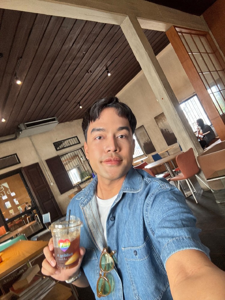 D326 照片727张 视频5个 泰国 男子 生活日常 正装 旅游 曝光度底 粉丝数1000+